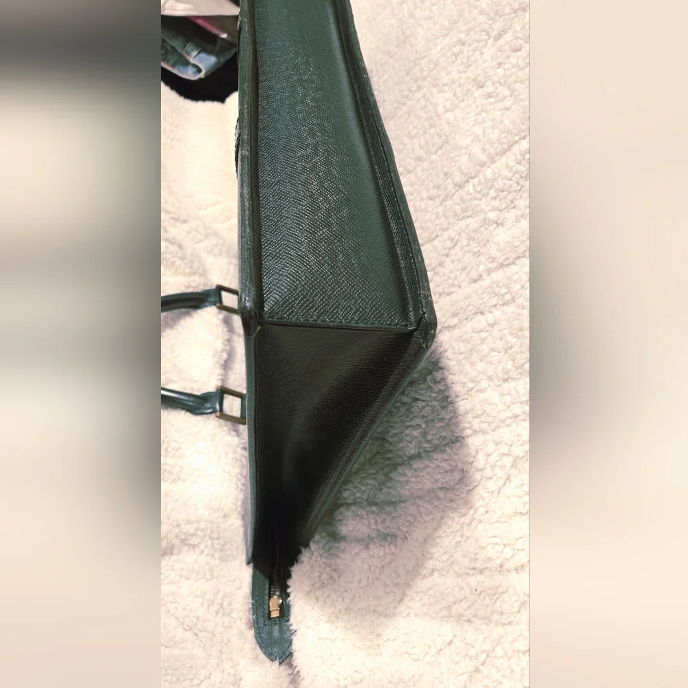 Louis Vuitton Porte Documents Lozan in Dark Green Taiga Leather VI0996